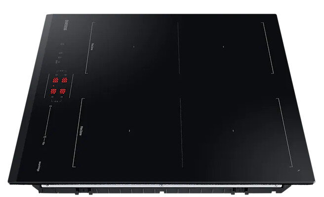 Czarna płyta indukcyjna. Cztery strefy grzewcze z wyświetlaczami cyfrowymi. Widok z góry.