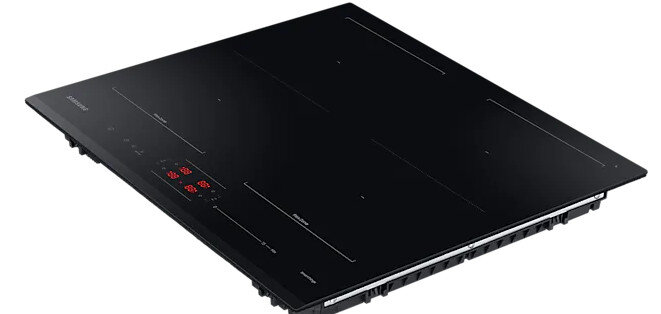 Czarna płyta indukcyjna z czterema strefami gotowania. Elegancki, nowoczesny design. Izolowana na białym tle.