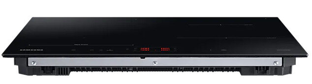 Czarna płyta indukcyjna z czerwonym wyświetlaczem cyfrowym.