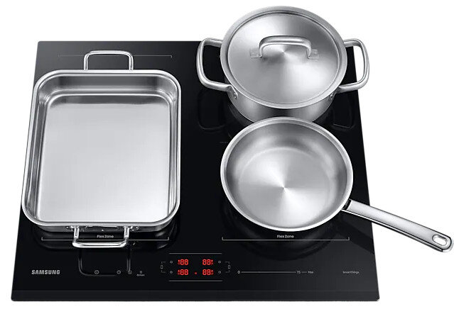 Czarna płyta indukcyjna Samsung z naczyniami: brytfanna, garnek z pokrywką i patelnia.