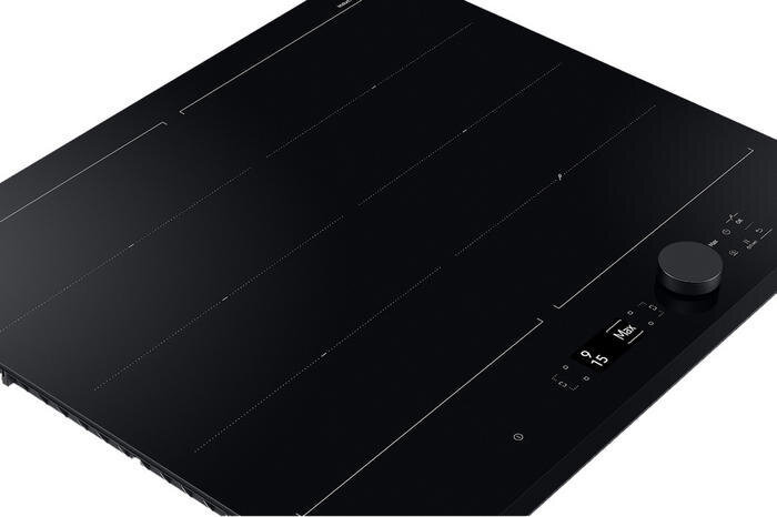 Czarna płyta indukcyjna Samsung z pokrętłem i wyświetlaczem.