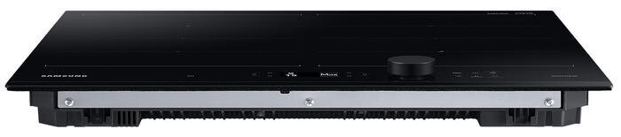 Czarna płyta indukcyjna z centralnym pokrętłem.