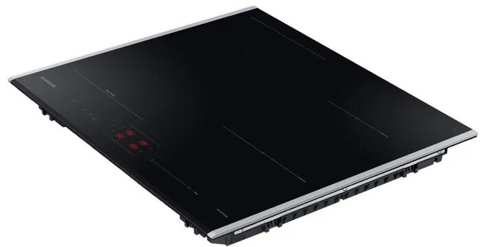 Czarna płyta indukcyjna z wyświetlaczami cyfrowymi i wykończeniem ze stali nierdzewnej.