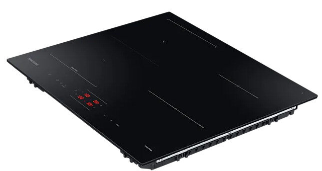 Czarna płyta indukcyjna Samsung z czterema palnikami i wyświetlaczem cyfrowym. Widoczny panel sterowania.