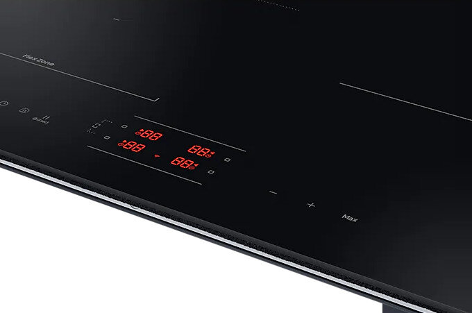 Zbliżenie panelu sterowania czarnej płyty indukcyjnej wyświetlającego czerwone cyfry. Panel posiada przyciski dotykowe.