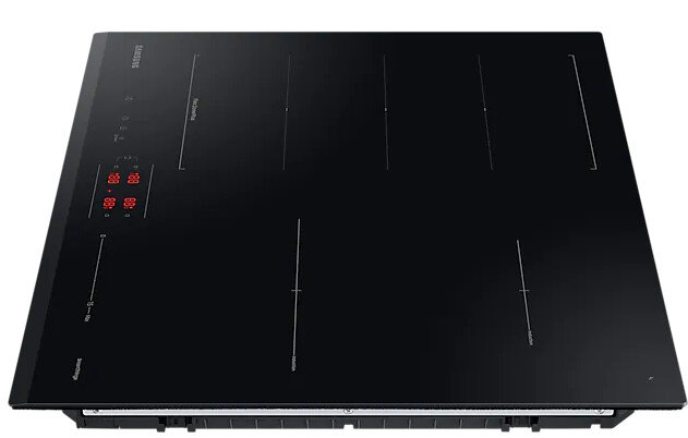 Czarna płyta indukcyjna z czterema strefami gotowania i wyświetlaczami cyfrowymi. Ma logo Samsung.