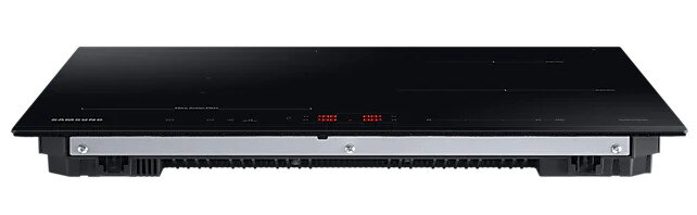 Czarna płyta grzejna Samsung ze srebrną obwódką, widok z przodu.