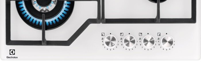 Biała płyta gazowa z czterema palnikami i srebrnymi pokrętłami.