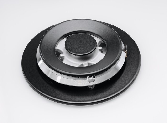 Zbliżenie palnika gazowego. Jest czarny i srebrny.