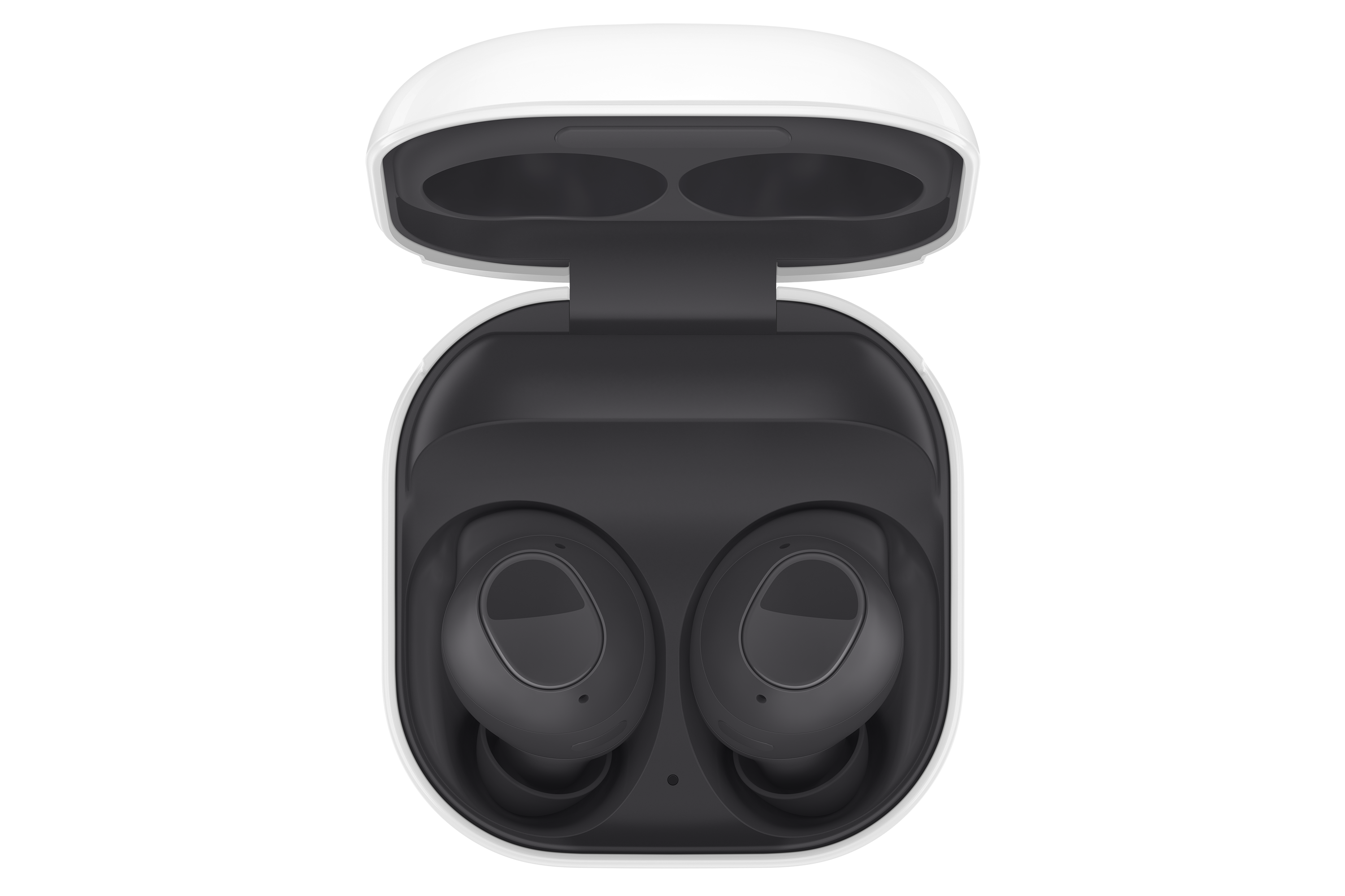 İçinde siyah kulaklıklar bulunan beyaz şarj kutusu, yukarıdan görünüm.