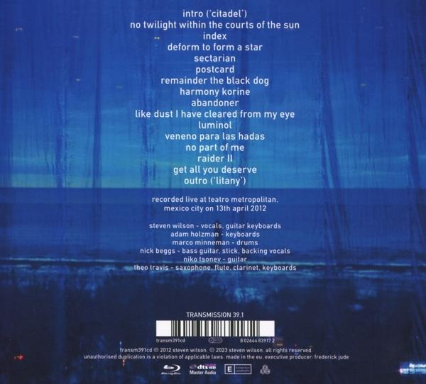 Albumcover mit Text und blauem, verschwommenem Hintergrund. Songtitel und Credits sichtbar.