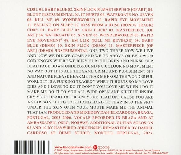 Rückseite einer CD mit Text über das Album und einem Barcode. Schwarz und Weiß.