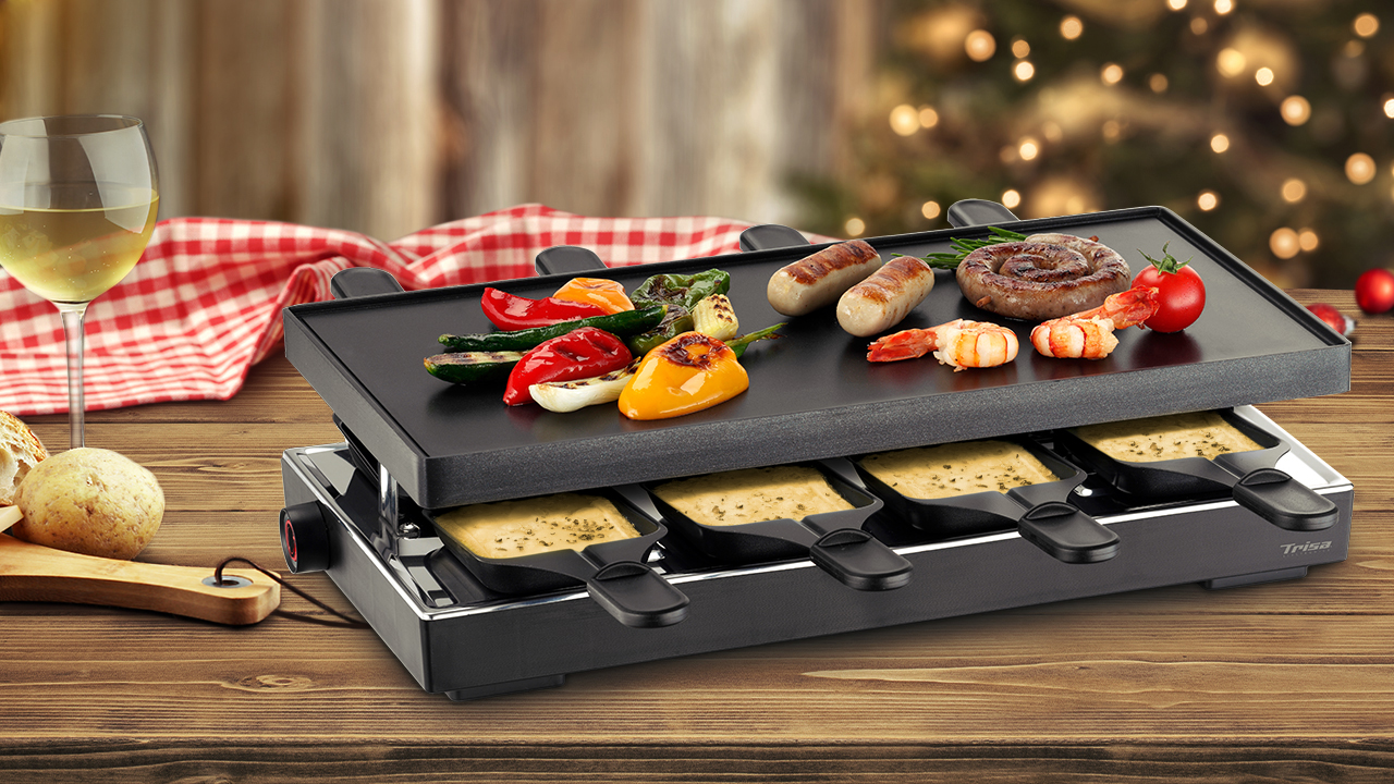 Primo piano di una griglia per raclette con cibo sopra.