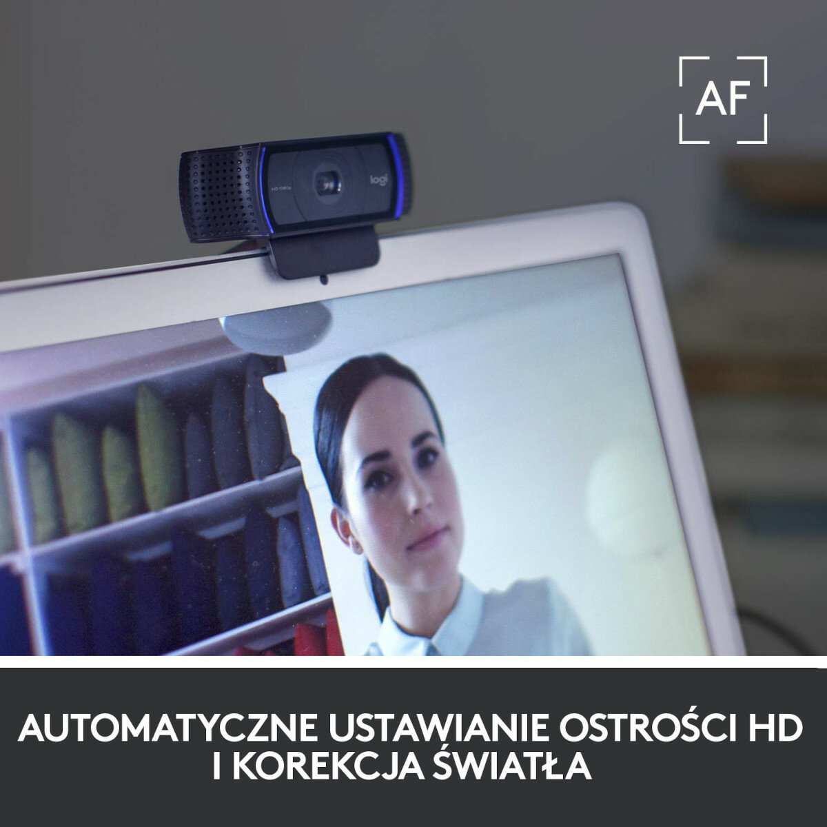 Kamera internetowa na laptopie pokazująca kobietę. Tekst: Automatyczne ustawianie ostrości HD i korekcja światła.