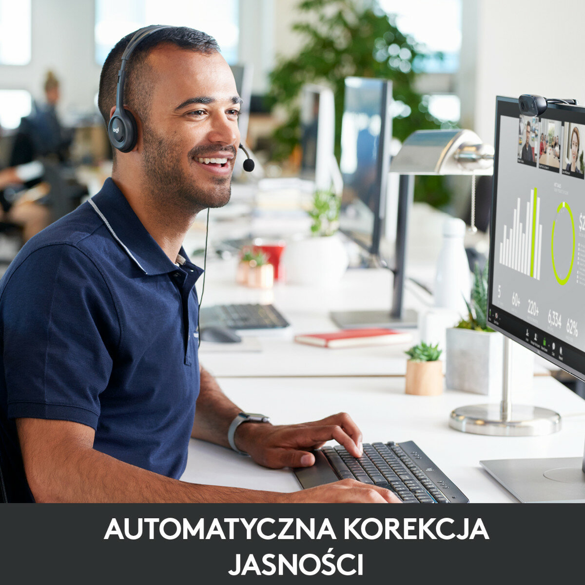 Mężczyzna z zestawem słuchawkowym, korzystający z komputera z kamerą internetową i rozmową wideo na ekranie.