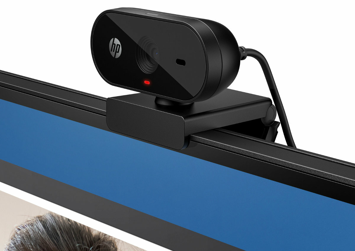 Czarna kamera internetowa HP zamontowana na monitorze. Ma obiektyw i czerwony wskaźnik świetlny, z logo HP.