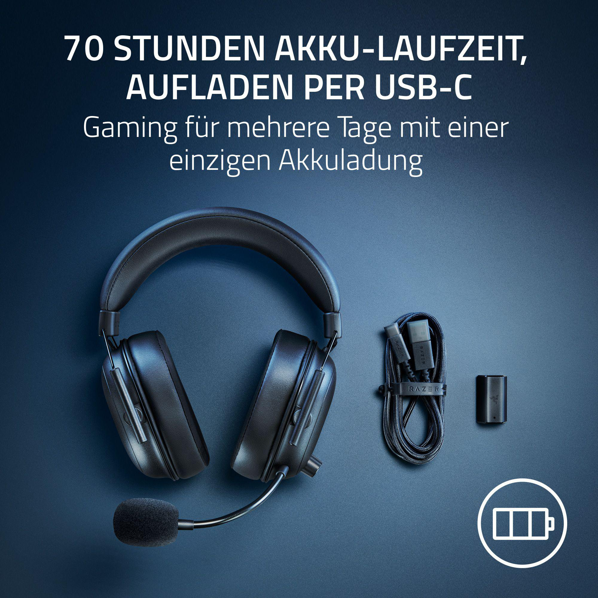 Schwarzes Gaming-Headset mit Mikrofon und Ladekabel auf dunklem Hintergrund.