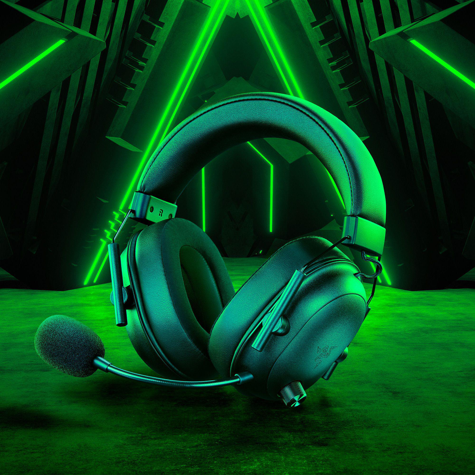 Schwarze Xbox Series X Konsole mit Text über Funktionen.