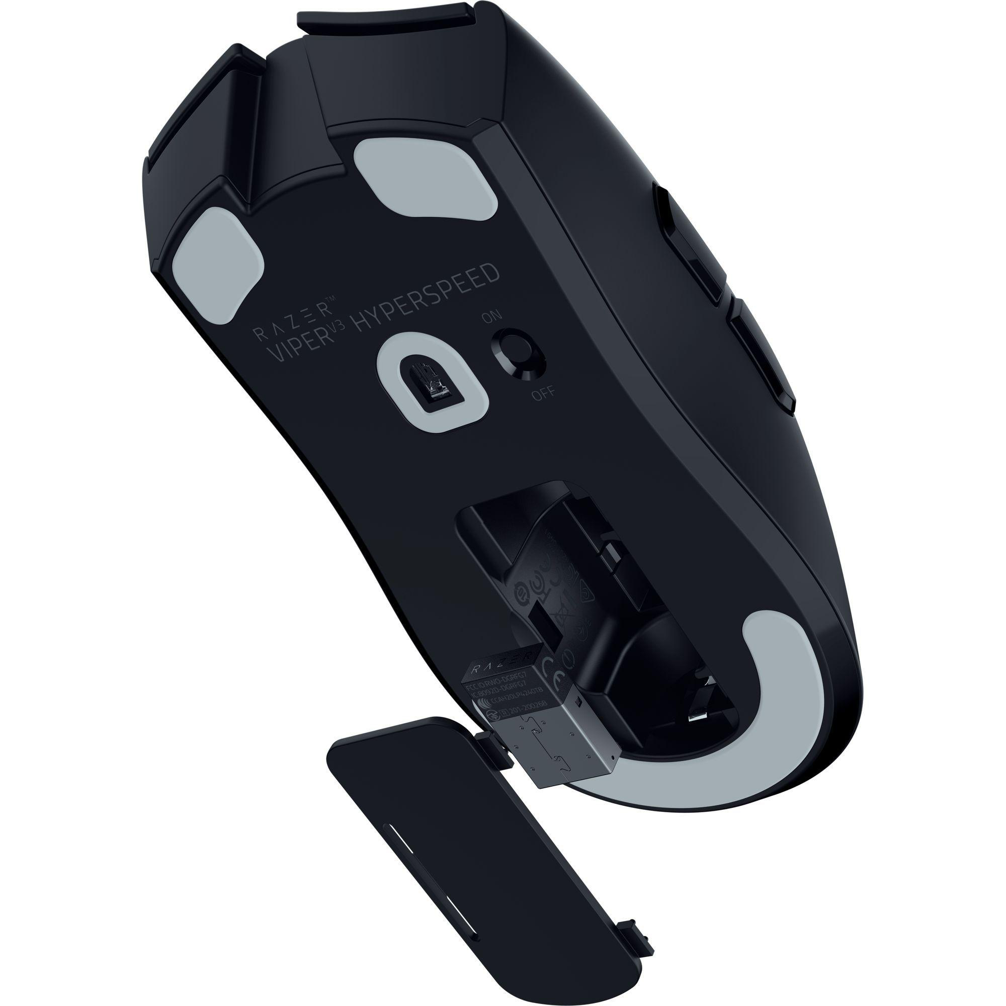 Eine schwarze Razer Viper V3 Hyperspeed-Maus mit geöffneter Batterietür.