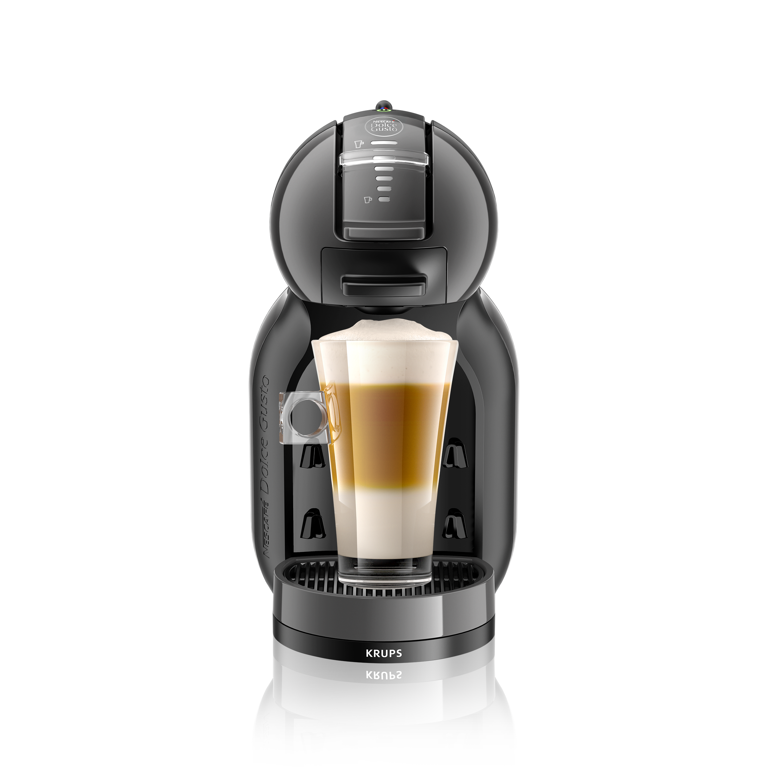 Una cafetera Dolce Gusto negra con un vaso de café con leche. El vaso está sobre un soporte negro. Fondo blanco.