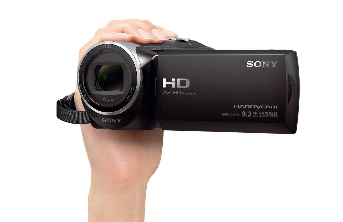 Ręka trzymająca czarną kamerę Sony Handycam z obiektywem oraz logo Sony i HD.