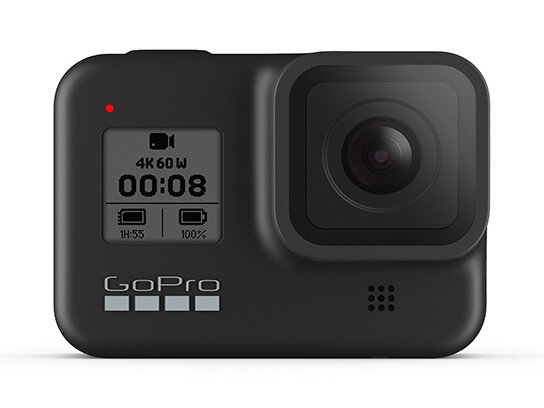Czarna kamera GoPro z obiektywem i małym wyświetlaczem pokazującym informacje o nagrywaniu. Izolowana.