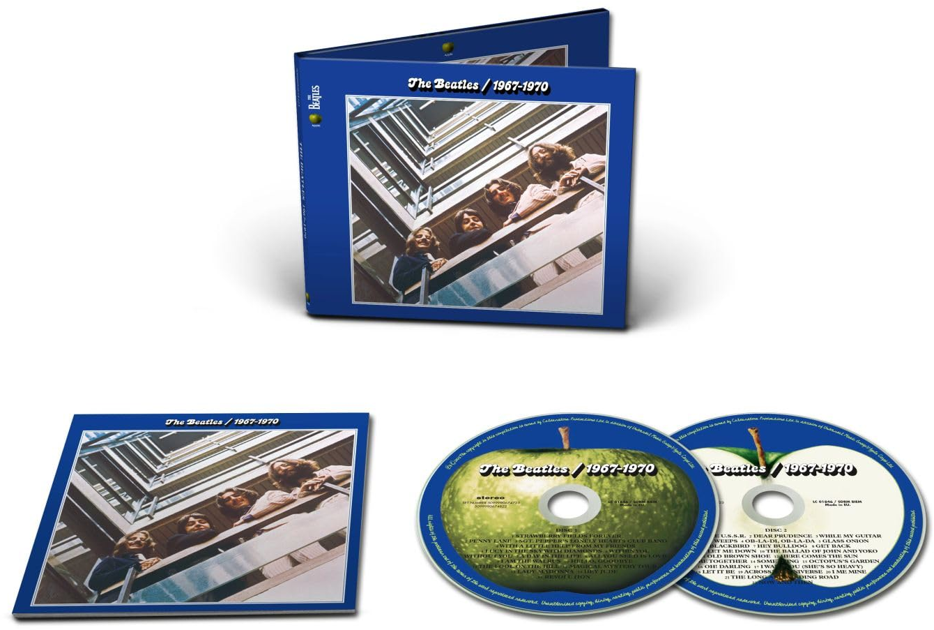 A Beatles album borítója. A lemez nyitva van, és a zenekar fotóját mutatja, két CD-vel.