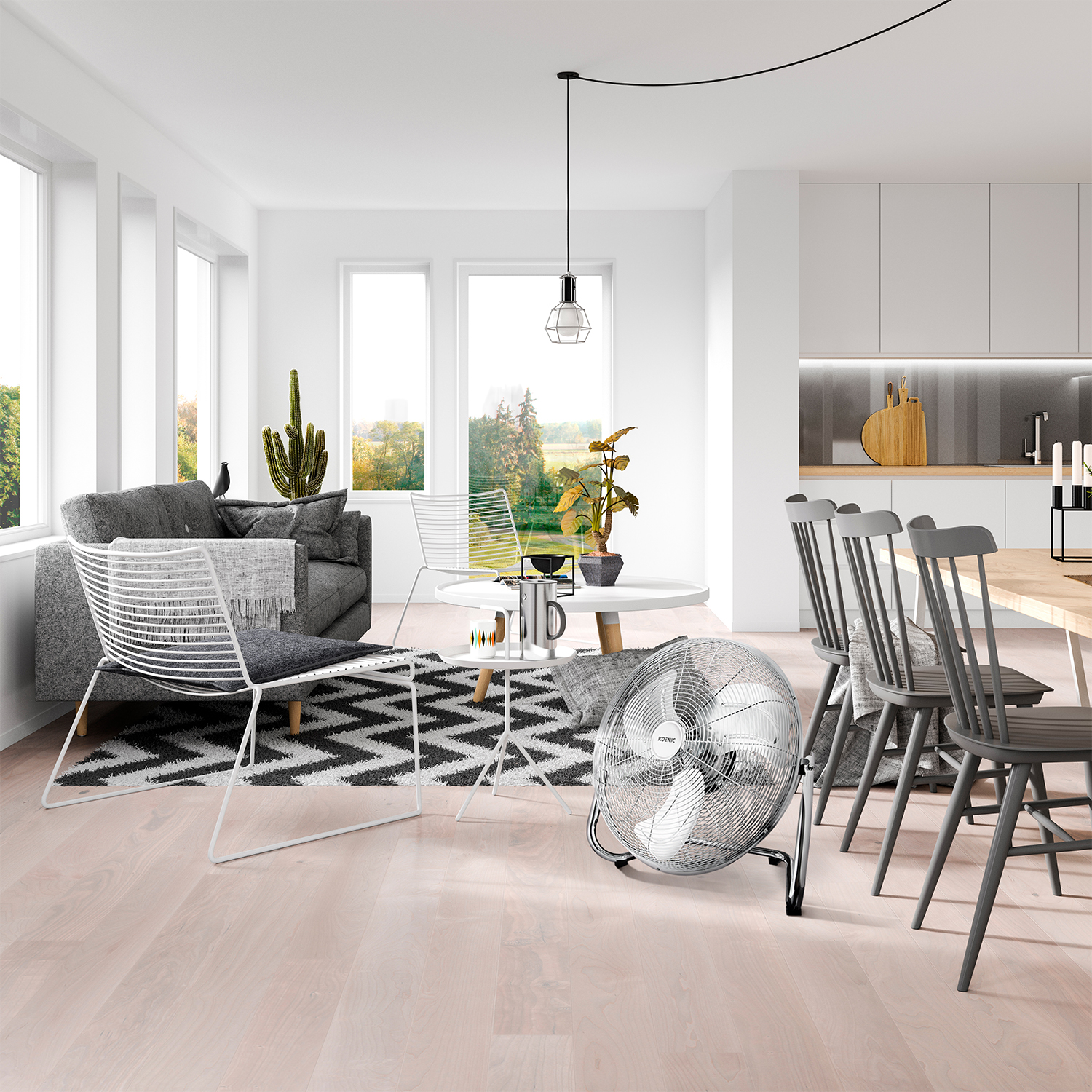 Soggiorno con un ventilatore. Include divano, tappeto, sedie e finestra. Pavimento in legno chiaro. Muri bianchi.