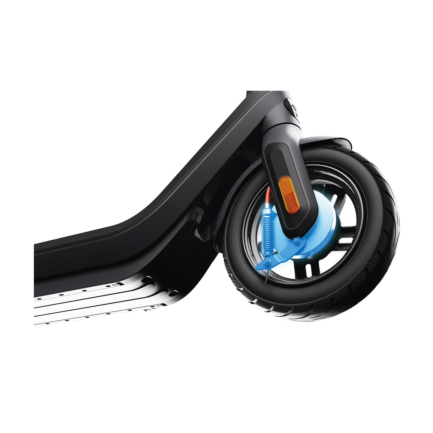 Primo piano della ruota dello scooter. Corpo nero, dettagli blu, sfondo bianco.