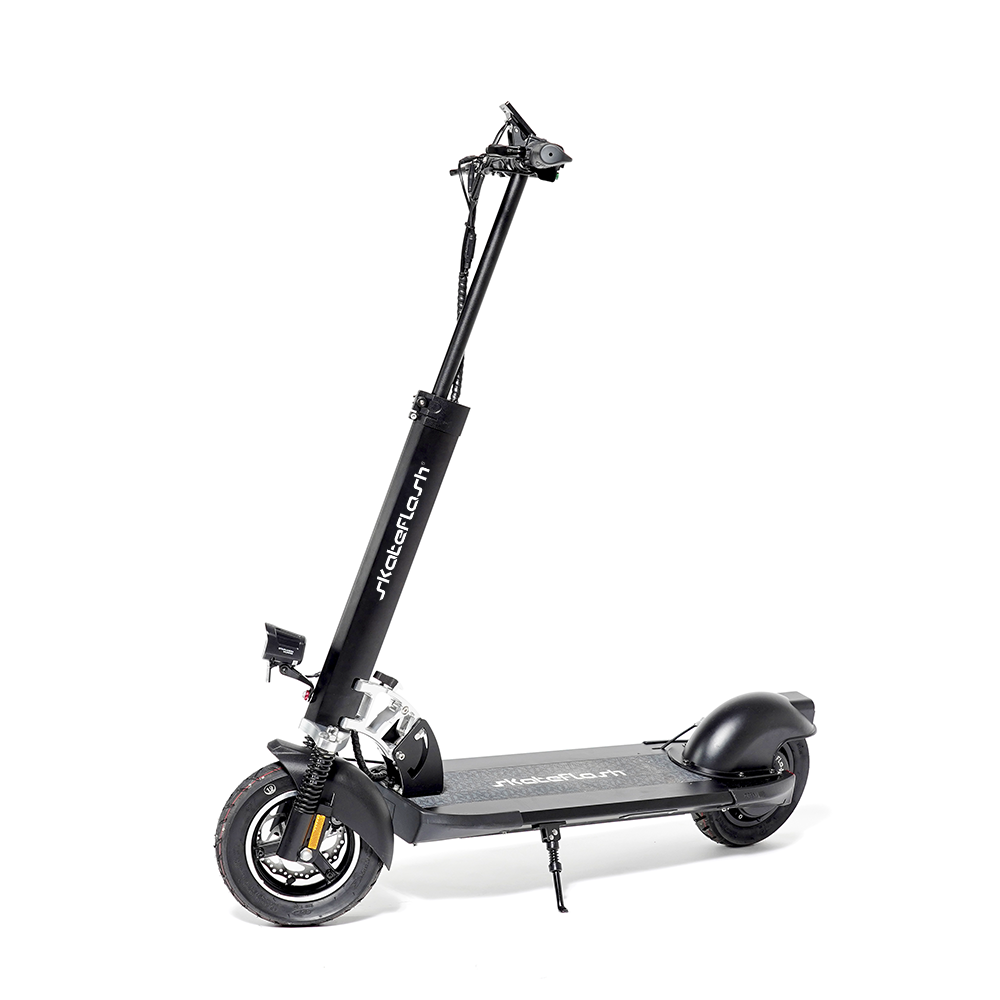 Patinete eléctrico negro sobre fondo blanco. Tiene mástil y plataforma negros.