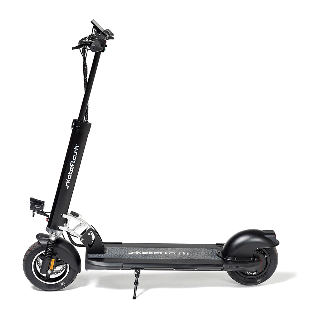 Patinete eléctrico negro con soporte, sobre fondo blanco.