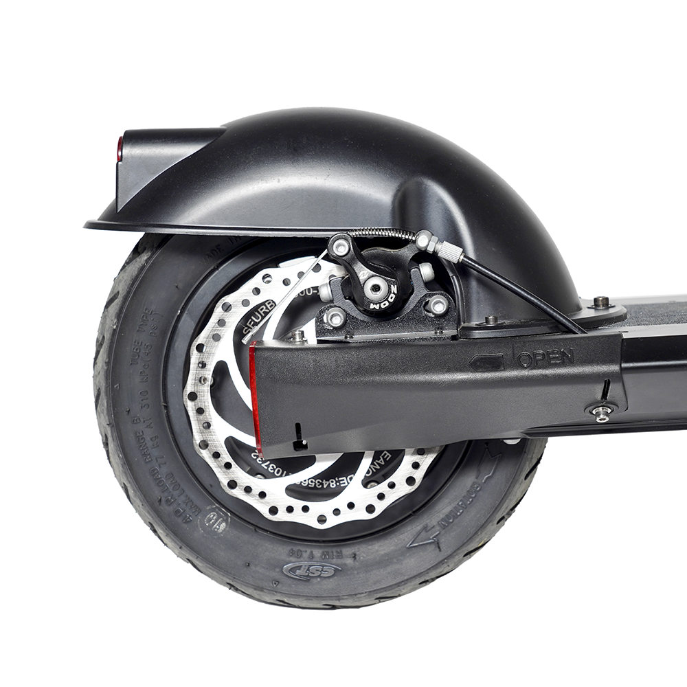 Rueda trasera y sistema de frenado de un patinete eléctrico negro.