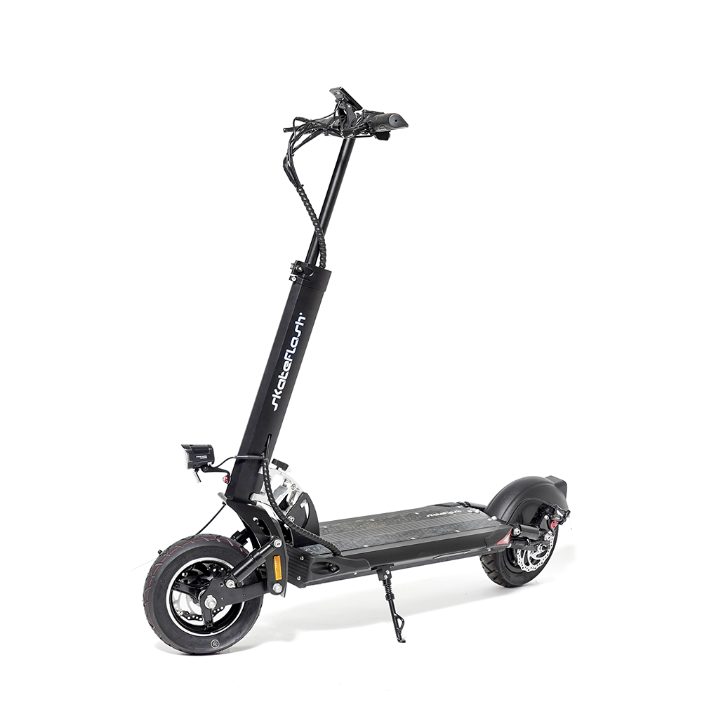 Patinete eléctrico negro y plateado sobre una superficie blanca, con fondo blanco.