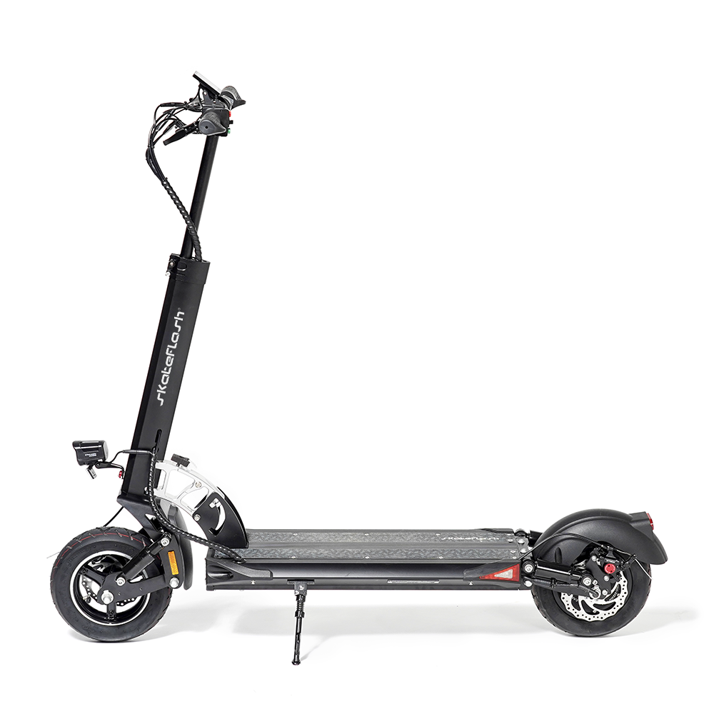 Scooter eléctrico negro y plateado visto de perfil, sobre fondo blanco.