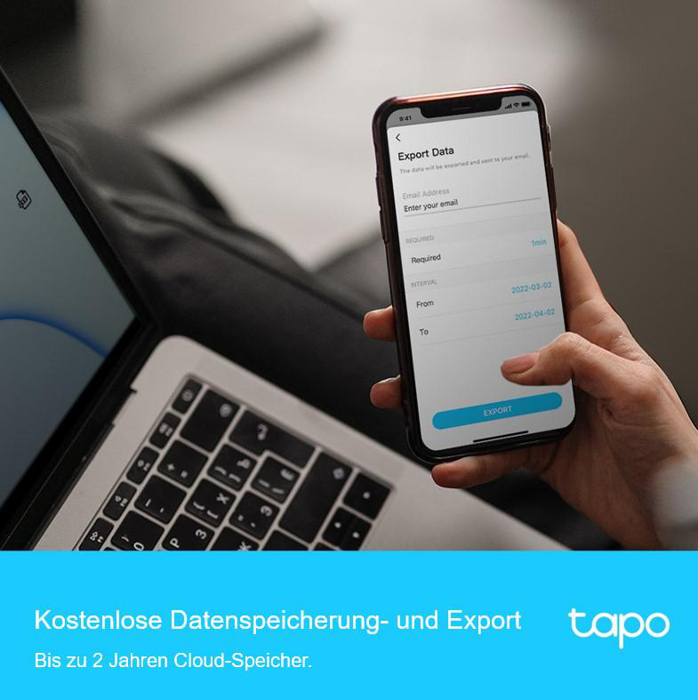 Ein Telefon mit Datenexportoptionen, mit einem Laptop im Hintergrund. Text auf Deutsch.
