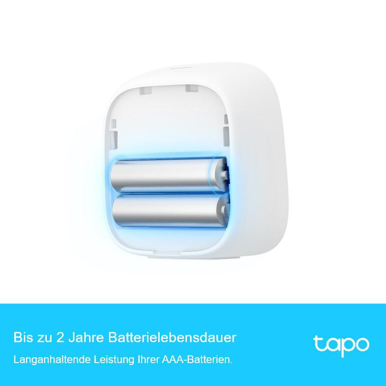 Weißes Batteriefach mit zwei AAA-Batterien und blauem Leuchten.