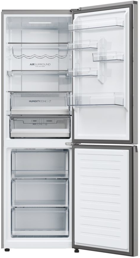 Koelkast interieur met open deuren. Transparante planken, laden en bakken. Zilveren frame en wit interieur.