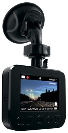 Czarna kamera samochodowa z mocowaniem na przyssawkę pokazuje nocne nagranie autostrady.