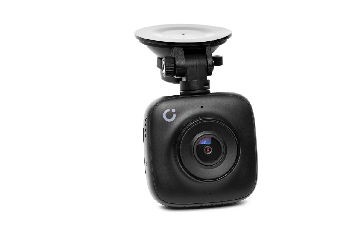 Czarna kamera samochodowa z uchwytem na przyssawkę, skupiona na obiektywie, na białym tle.