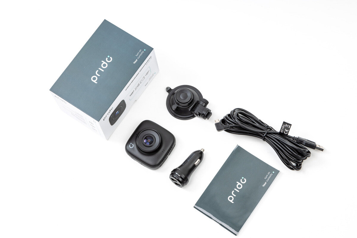 Różowy przedmiot w kształcie róży, gładkie płatki, okrągły środek, na czarnym tle.