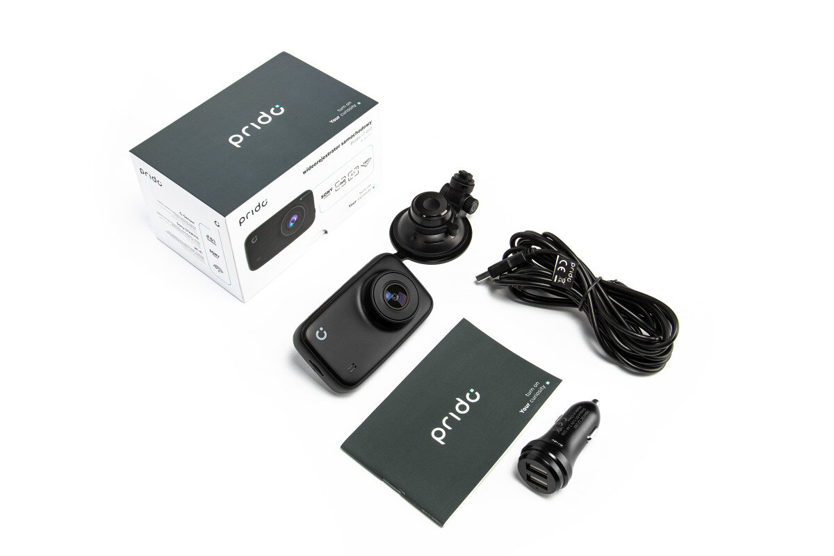 Zestaw kamery samochodowej. Czarna kamera samochodowa, przyssawka, kabel do ładowania, instrukcja prido i ładowarka samochodowa.