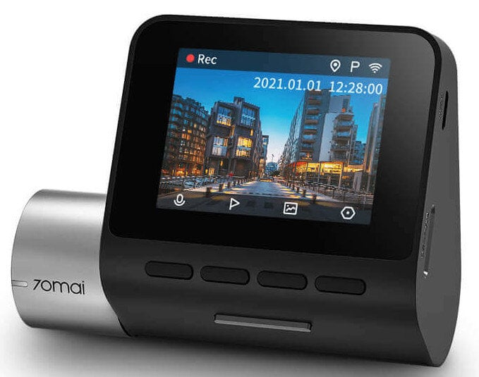 Czarna kamera samochodowa z ekranem pokazującym widok miasta i datę/godzinę.