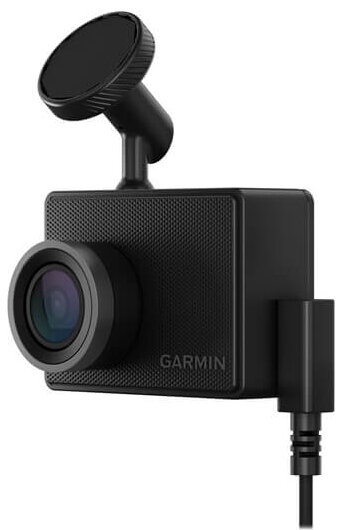 Czarny wideorejestrator Garmin z obiektywem i kablem do ładowania na białym tle.