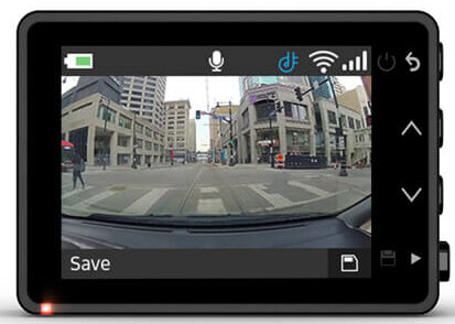 Czarna kamera samochodowa wyświetlająca scenę z ulicy miejskiej. Ma ekran i przyciski.