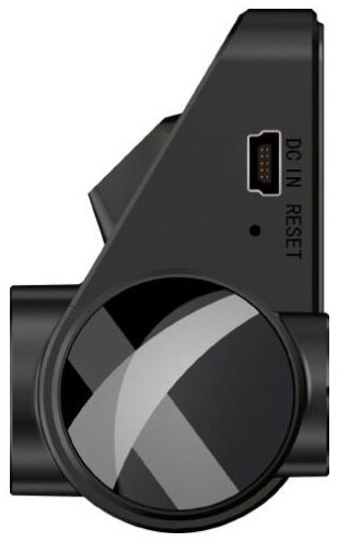 Czarny wideorejestrator samochodowy z boku z portami DC IN i RESET, zbliżenie.