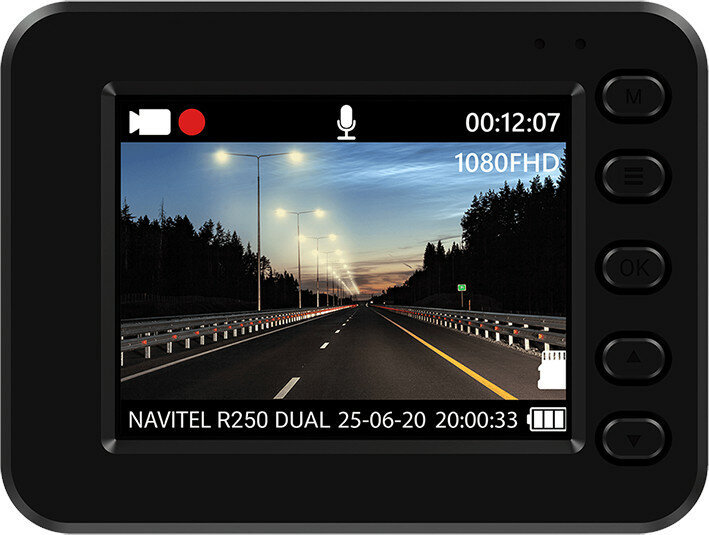 Kamera samochodowa pokazująca drogę z latarniami i widokiem nieba.