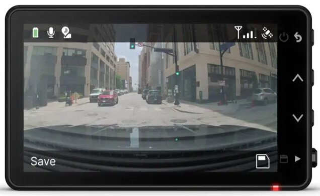 Ekran kamery samochodowej pokazujący widok ulicy miasta z budynkami i samochodami oraz opcją zapisu.