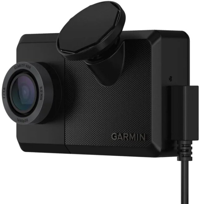 Czarna kamera samochodowa z obiektywem, logo Garmin i uchwytem. Czarny kabel z boku.