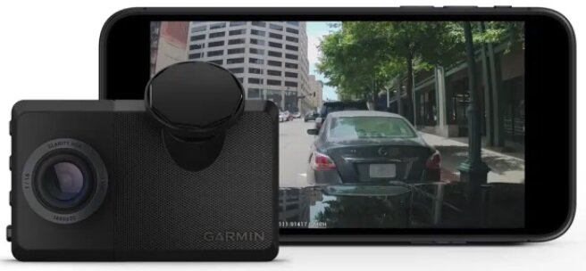 Czarna kamera samochodowa i telefon wyświetlający widok ulicy, na tle miasta.