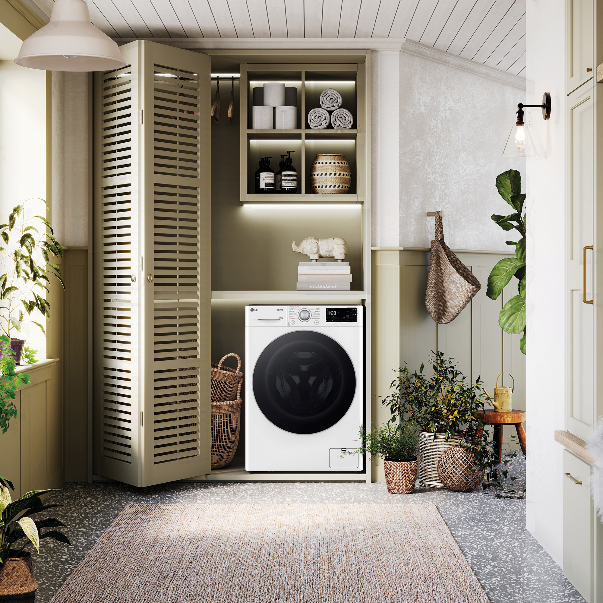 Cuarto de lavado con lavadora, plantas y estantes con suministros.